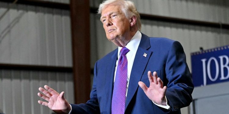 Trump announces 10% global tariff, criticizes Supreme Court justices